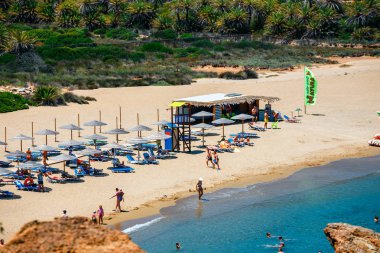 Girit Adası, Yunanistan, 11 Haziran 2017: Vai ünlü kumsalda güzel palm orman east Crete, Yunanistan