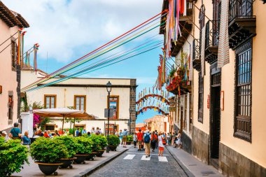 La Orotava, Tenerine, İspanya, 11 Haziran 2015: Bilinmeyen turist La Orotava kentini, Tenerife, Kanarya Adaları ziyaret