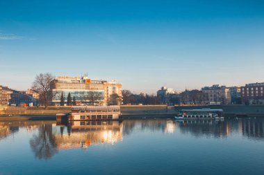 Krakow, Polonya - 09 Mart 2015: Ticaret Merkezi Jubilat Wawel Royal Castle, Krakow, Polonya karşı Bulwar Czerwienski üzerinde bina