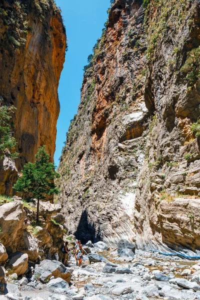 クレタ島、ギリシャ、2016 年 5 月 26 日: 観光客の中心地クレタ島、ギリシャのサマリア渓谷でハイキングします。国立公園は 1981 年以来、ユネスコの生物圏保護区です。 — ストック写真