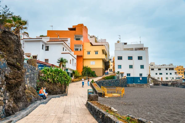 푸에르토 드 라 크루즈, 테네리페, 스페인-2015 년 6 월 8 일: 푸에르토 드 라 크루즈, 테네리페 섬, 스페인에서에서 푼 타 Brava의 산책로 컬러 하우스 — 스톡 사진