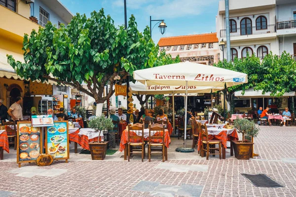 Mochos, Creta - 13 de junio de 2017: Taberna Litos en la plaza principal del pueblo de Mochos en la isla de Creta, Grecia —  Fotos de Stock