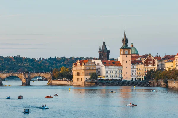 Praga, República Checa - 30 de septiembre de 2017: Smetana 's Museum and Old Town Water Tower, Praga, República Checa — Foto de Stock