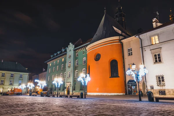 Cracovia, Polonia, 15 de diciembre de 2017: Vista nocturna de la Plaza del Mercado de Cracovia. Cracovia es una de las ciudades más bellas de Polonia — Foto de Stock