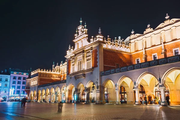 Cracovia, Polonia, 15 de diciembre de 2017: Vista nocturna de la Plaza del Mercado y Sukiennice en Cracovia. Cracovia es una de las ciudades más bellas de Polonia —  Fotos de Stock