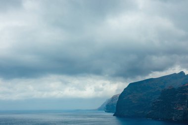 Los Gigantes Tenerife, Kanarya Adaları, İspanya bulutlu kayalıklarla görünümünü