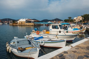  Gemi ve liman Elounda, Girit, Yunanistan balıkçı tekneleri