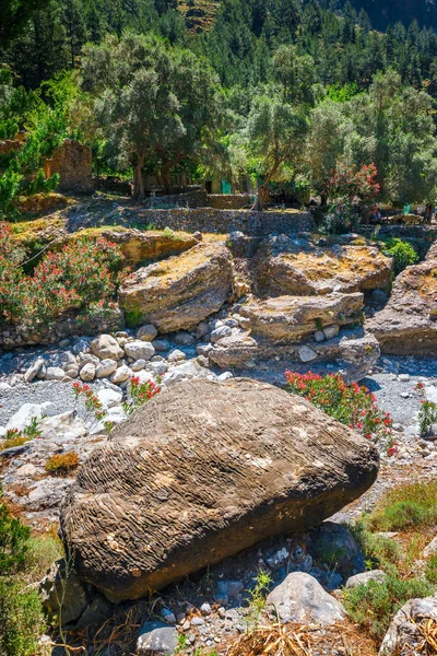 Hiking path through Samaria Gorge in Central Crete — Stock Photo, Image