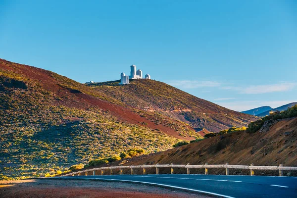 Telescopios del Observatorio Astronómico Izana con Volcán El Teide en el fondo, España — Foto de Stock