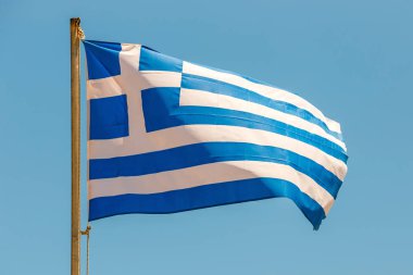 Mavi gökyüzü arka planında Yunan bayrağı