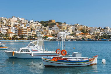 Seaport demirli geleneksel Yunan balıkçı teknesi ile Sitia şehrin