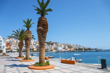 Seaport demirli geleneksel Yunan balıkçı teknesi ile Sitia şehrin