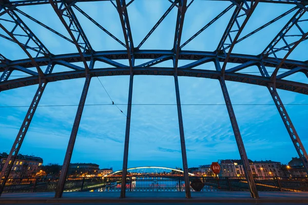 Blick auf die Pilsudzki-Brücke in Krakau in der Dämmerung, Polen — Stockfoto