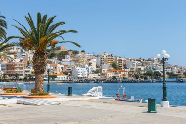Seaport demirli geleneksel Yunan balıkçı teknesi ile Sitia şehrin