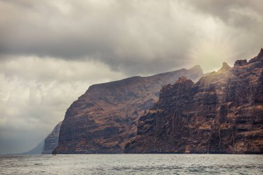 Los Gigantes Tenerife, Kanarya Adaları, İspanya bulutlu kayalıklarla görünümünü