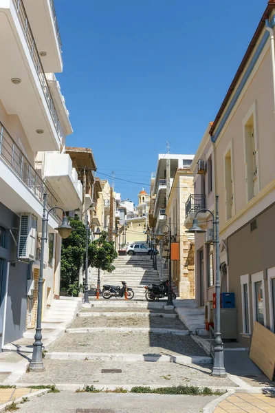 Rue avec marches dans la ville de Sitia, Crète île, Grèce — Photo