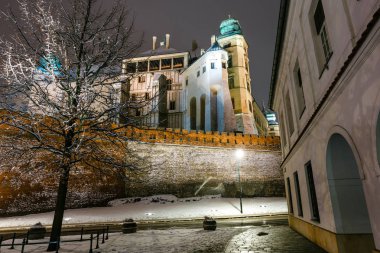 Krakow, Polonya en ünlü dönüm noktası Wawel Kalesi gece görünümü