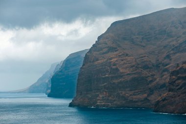 Los Gigantes Tenerife, Kanarya Adaları, İspanya bulutlu kayalıklarla görünümünü