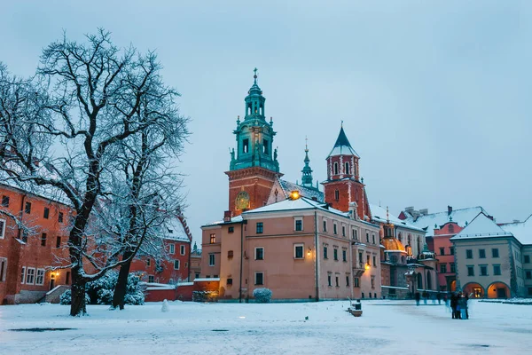 Вавельский замок в Кракове в сумерках. Краков - одна из самых известных достопримечательностей Польши — стоковое фото