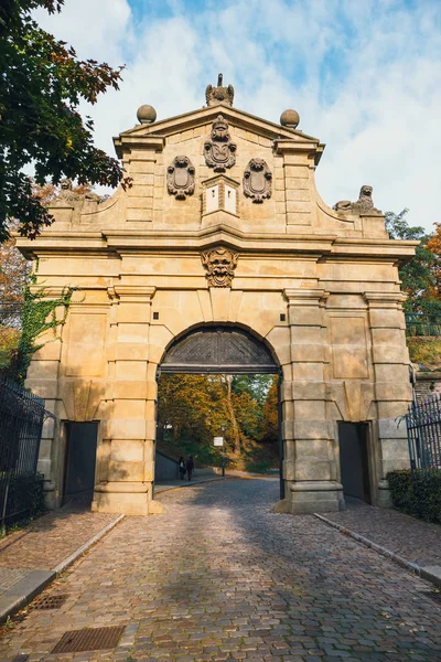 Ingang van het Fort Vysehrad in Praag, Tsjechië — Stockfoto