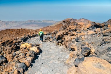 genç bir kadın dağlarda yürüyüş ve güzel manzaralarına hayran