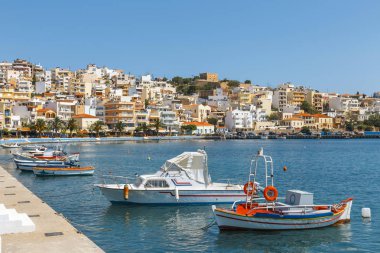 Seaport demirli geleneksel Yunan balıkçı teknesi ile Sitia şehrin