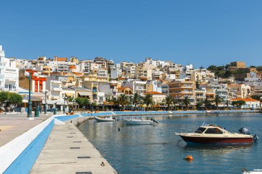 Sitia, Girit, Yunanistan, 11 Haziran 2017: Demirli geleneksel Yunan balıkçı teknesi Sitia liman kenti