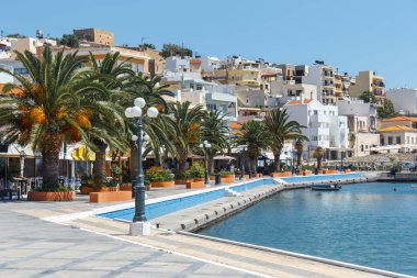 Sitia, Girit, Yunanistan, 11 Haziran 2017: Demirli geleneksel Yunan balıkçı teknesi Sitia liman kenti