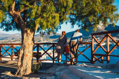 Hersonissos, Girit, 13 Haziran 2017 - bilinmeyen çift küçük bir çocukla hayran günbatımı şehir Hersonissos içinde Crete, Yunanistan