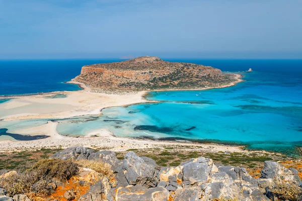 クレタ島、ギリシャで浴槽のラグーンと Gramvousa の島の素晴らしい景色. — ストック写真