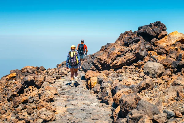 Tenerife, Spanje, 07 juni 2015: onbekende mensen lopen langs het bergpad aan de bovenkant van de el teide vulkaan, Spanje — Stockfoto