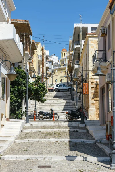 Sitia, Creta, Grecia, 11 giugno 2017: Via con gradini nella città di Sitia, isola di Creta, Grecia — Foto Stock