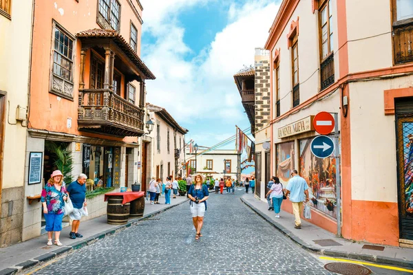 La Orotava, Tenerine, Spanyolország, 2015. június 11.: Ismeretlen turista látogasson el La Orotava városában, Tenerife, Kanári-szigetek — Stock Fotó