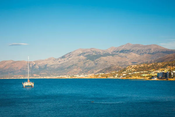 Hersonissos, Crète, 13 juin 2017 : Navires et bateaux de pêche dans le port au coucher du soleil — Photo