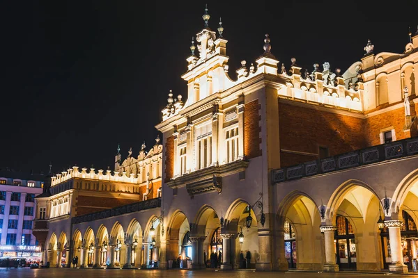 Krakow, Polonya, 15 Aralık 2017: Main Market Square ve Sukiennice Krakow gece görünümü. Krakow Polonya en güzel şehirde biridir — Stok fotoğraf