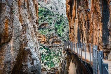 Kraliyet iz olarak da bilinen El Caminito Del Rey - dağ yolu boyunca dik kayalıklarla gorge Chorro, Endülüs, İspanya