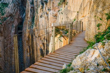 Kraliyet iz olarak da bilinen El Caminito Del Rey - dağ yolu boyunca dik kayalıklarla gorge Chorro, Endülüs, İspanya