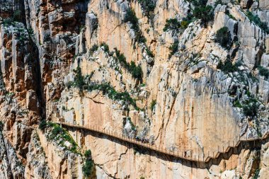 Kraliyet iz olarak da bilinen El Caminito Del Rey - dağ yolu boyunca dik kayalıklarla gorge Chorro, Endülüs, İspanya