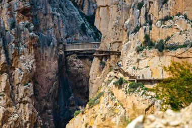 Kraliyet iz olarak da bilinen El Caminito Del Rey - dağ yolu boyunca dik kayalıklarla gorge Chorro, Endülüs, İspanya