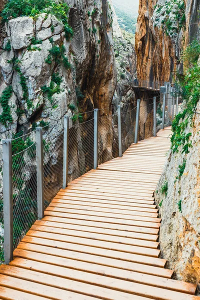 Caminito Del Rey - Góra drewniana ścieżka wzdłuż stromych klifów w Andaluzja — Zdjęcie stockowe