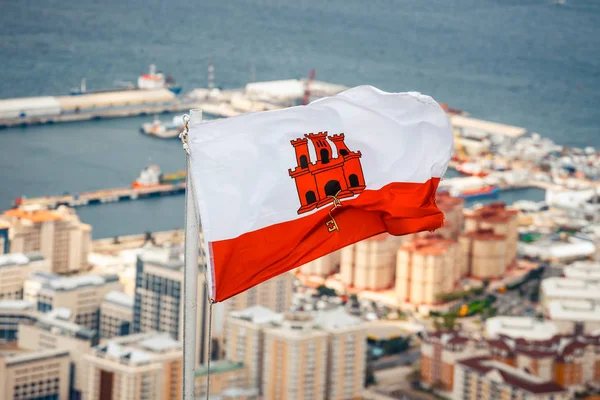 Primer plano de la bandera de Gibraltar ondeando contra el cielo azul —  Fotos de Stock