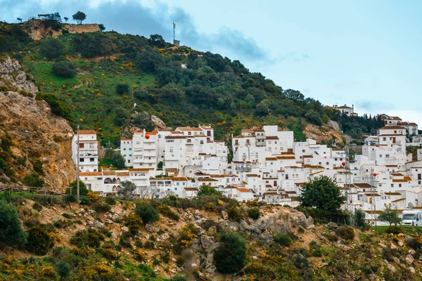 Białe andaluzyjskiej miejscowości - pueblo blanco - w masyw górski w Casares podczas zachodu słońca — Zdjęcie stockowe