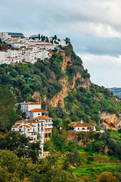 Pueblo blanco andaluz típico pueblo blanco Casares, Andalucía, España — Foto de Stock