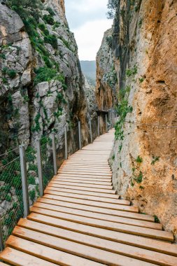 Caminito Del Rey - dağ ahşap yol boyunca dik kayalıklarla Andalusia, İspanya