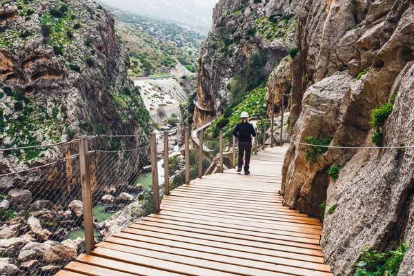 Caminito Del Rey - hegyi fa út mentén meredek sziklák, Andalúzia, Spanyolország — Stock Fotó