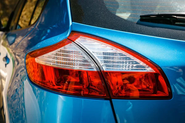 Primer plano de la parte trasera del coche moderno azul . —  Fotos de Stock