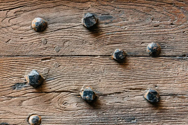 Holzhintergrund mit rostigen Muttern und Bolzen — Stockfoto