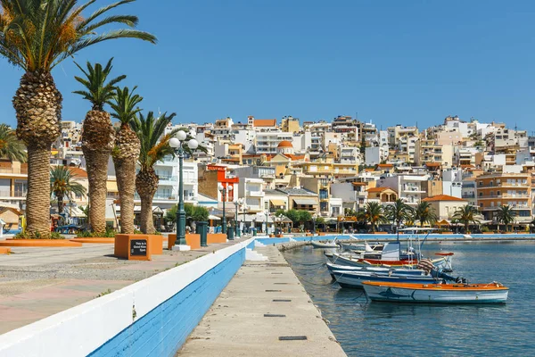 Sitia, Kreta (Griekenland), 11 juni 2917: Zeehaven van Sitia-stad met aangemeerde traditionele Griekse vissersboot — Stockfoto