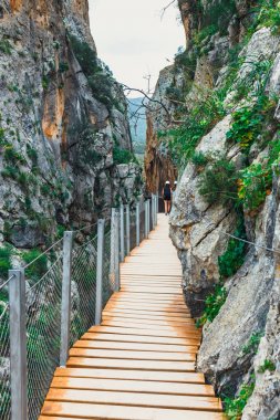 Caminito Del Rey - dağ ahşap yol boyunca dik kayalıklarla Andalusia, İspanya