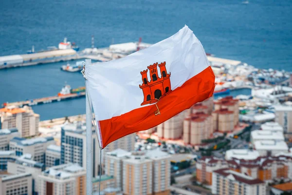 Detailní záběr z Gibraltaru mávání vlajkami proti modré obloze — Stock fotografie